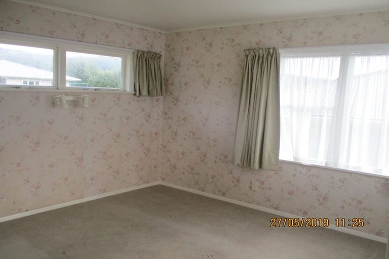 Photo of property in 16 Saint Edmund Crescent, Tawa, Wellington, 5028