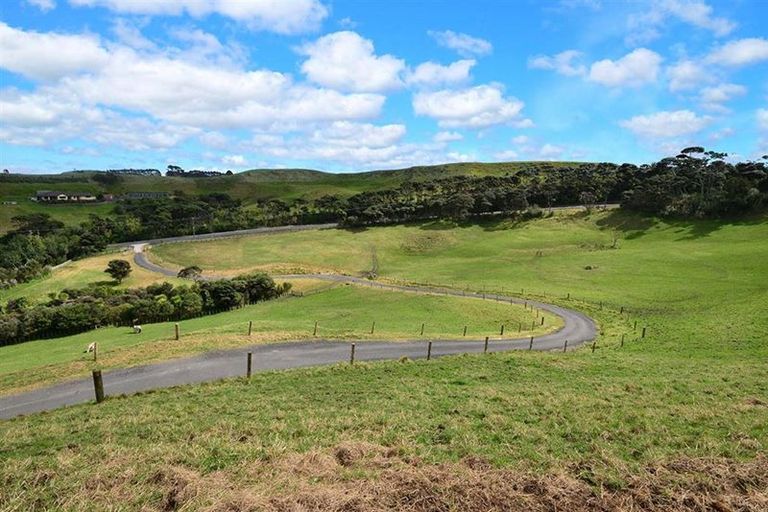 Photo of property in 1088 South Head Road, South Head, Helensville, 0874