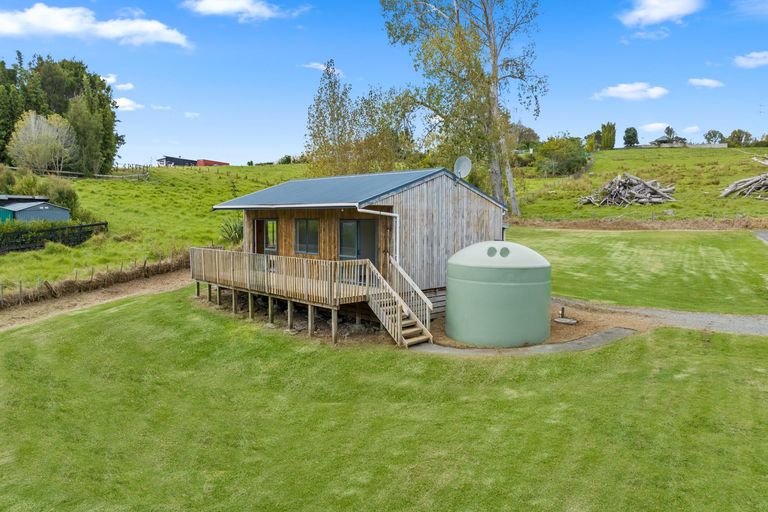 Photo of property in 30a Settlement Road, Kaiwaka, 0573