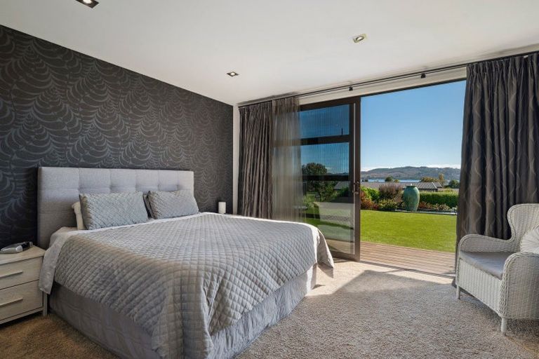 Photo of property in 9 Pukenamu Road, Rainbow Point, Taupo, 3330