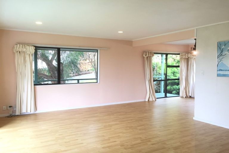 Photo of property in 28 Goldfinch Rise, Unsworth Heights, Auckland, 0632