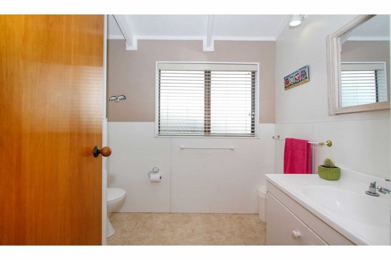 Photo of property in 2/28 Fairdale Place, Birkdale, Auckland, 0626