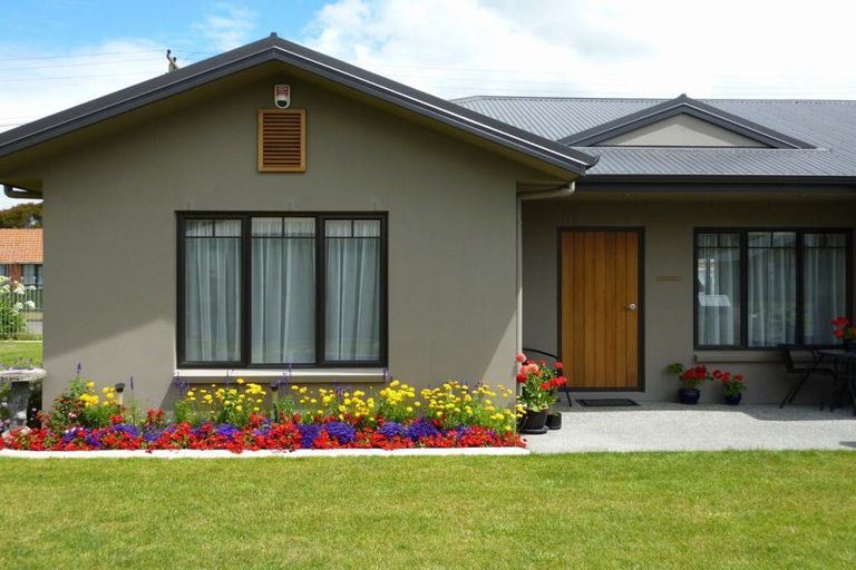 Photo of property in Woodlands Villas, 17a Sherwill Street East, Feilding, 4702