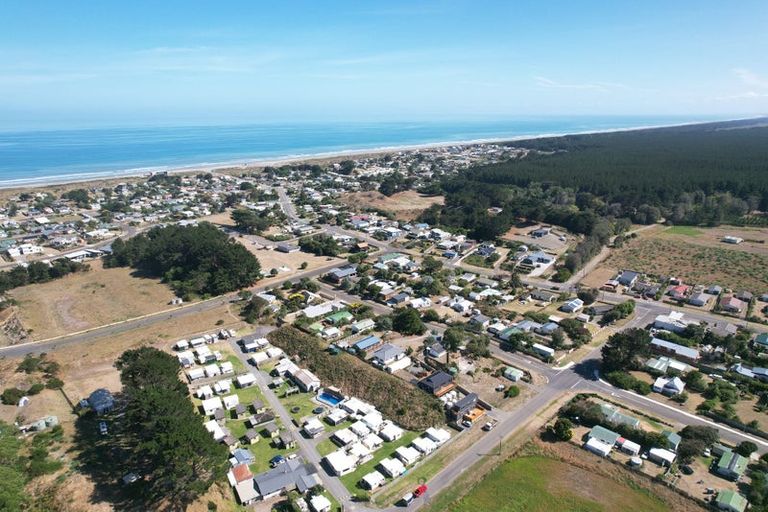 Photo of property in 4 Alan Lindsay Avenue, Waitarere Beach, Levin, 5510