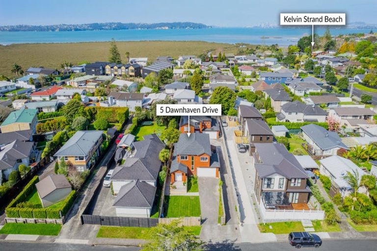 Photo of property in 5 Dawnhaven Drive, Te Atatu Peninsula, Auckland, 0610