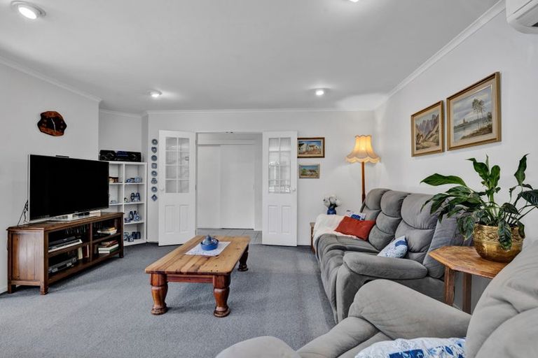 Photo of property in 6 Mayfair Place, Westown, New Plymouth, 4310