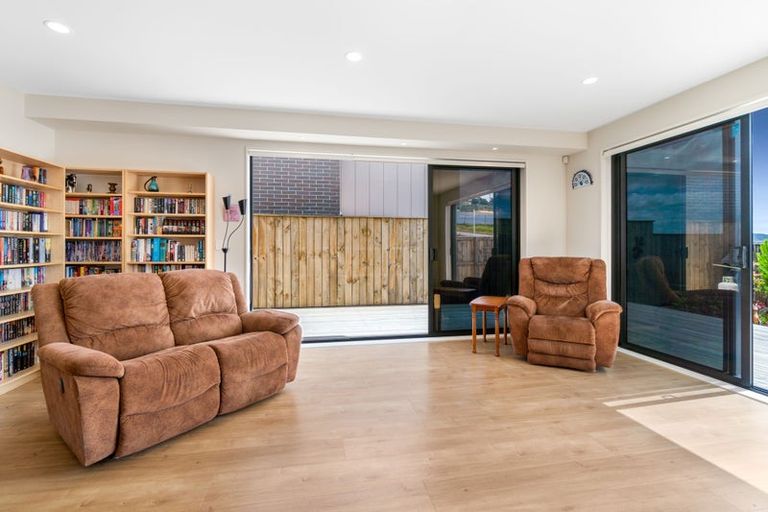 Photo of property in 11 Sunnyheights Road, Orewa, 0931