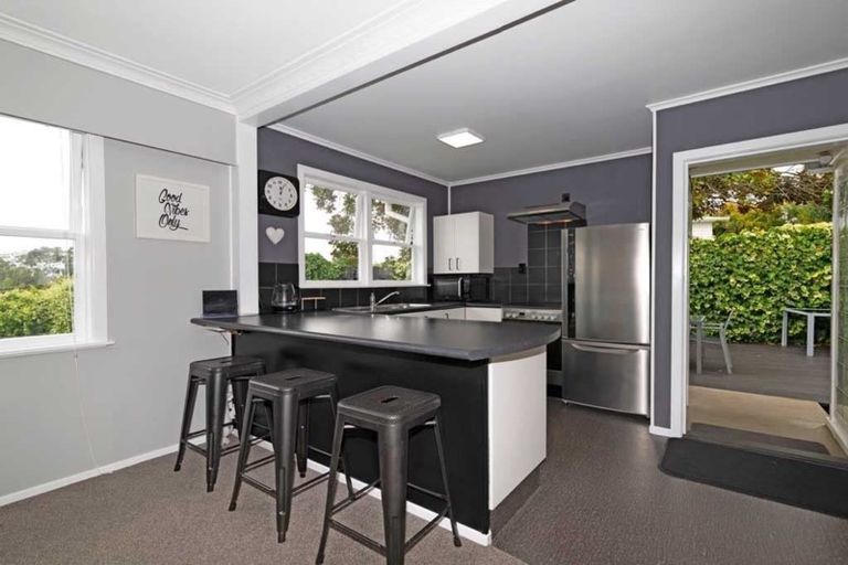 Photo of property in 5b Tirimoana Road, Te Atatu South, Auckland, 0602