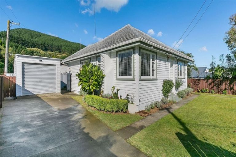 Photo of property in 28 Coates Street, Tawa, Wellington, 5028
