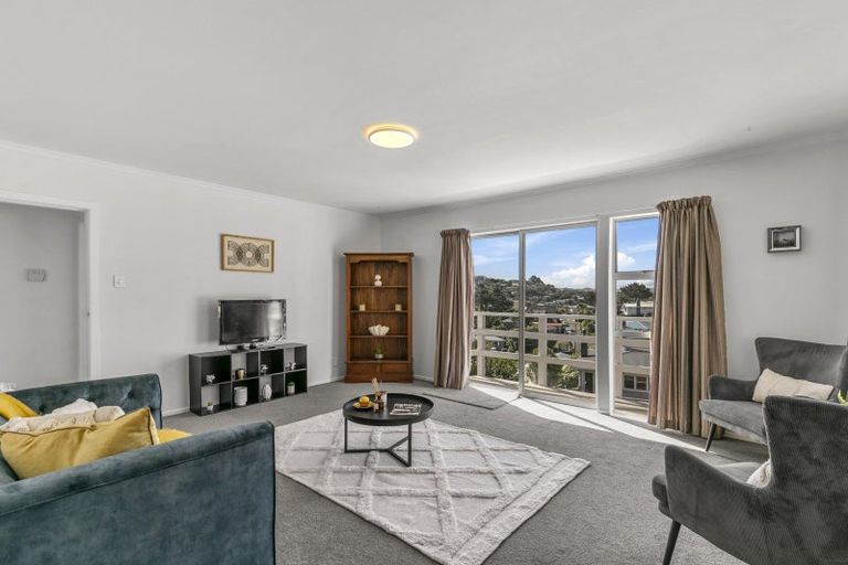 Photo of property in 3 Lomond Street, Newlands, Wellington, 6037