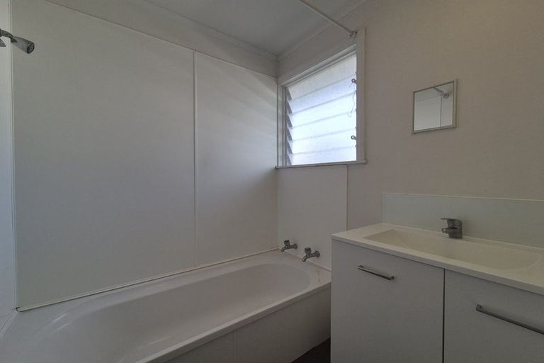 Photo of property in 194 Pilkington Road, Point England, Auckland, 1072
