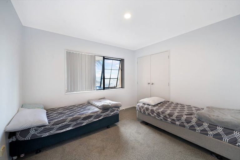 Photo of property in 18 Plumstead Rise, Glen Eden, Auckland, 0602