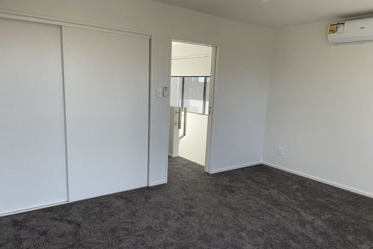 Photo of property in 4d Hepburn Road, Glendene, Auckland, 0602