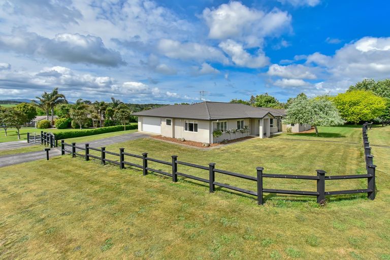 Photo of property in 1 Frank Knight Place, Waiuku, 2123