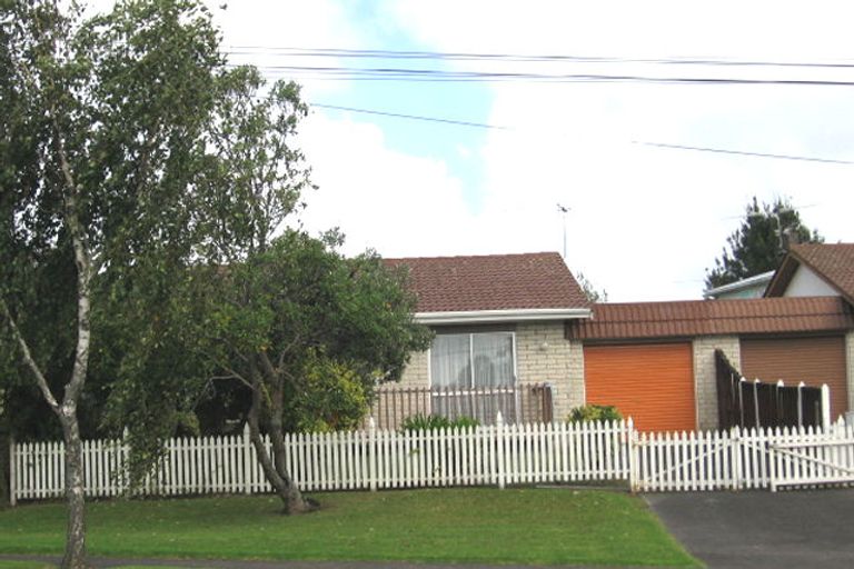 Photo of property in 2/558 Swanson Road, Ranui, Auckland, 0612