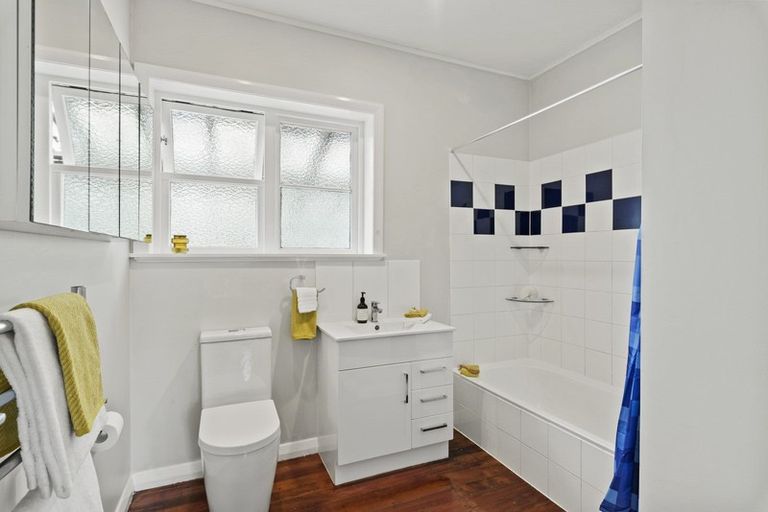 Photo of property in 1/2 Varlene Terrace, Forrest Hill, Auckland, 0620