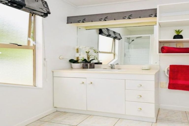 Photo of property in 5 Silkwood Grove, Totara Heights, Auckland, 2105