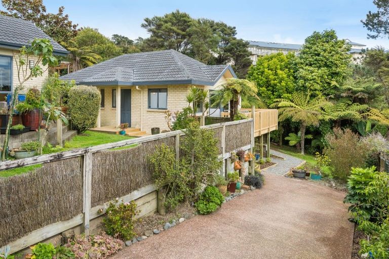 Photo of property in 11 Canary Place, Unsworth Heights, Auckland, 0632