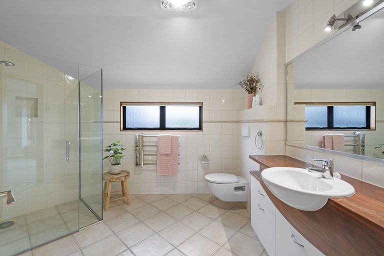 Photo of property in 33 Ruapehu Drive, Fitzherbert, Palmerston North, 4410