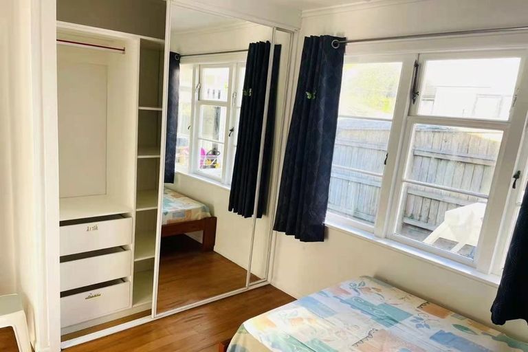 Photo of property in 10 Crystal Avenue, Glendene, Auckland, 0602