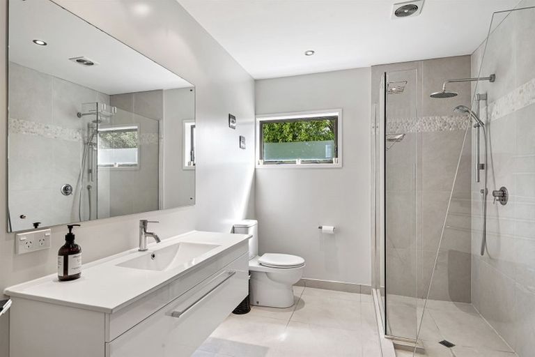 Photo of property in 2/72 Gulf View Road, Murrays Bay, Auckland, 0630