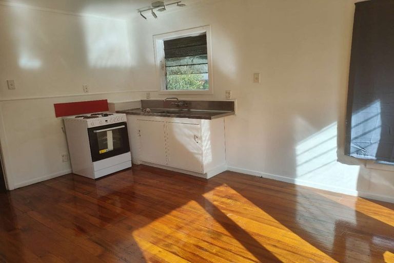 Photo of property in 182 Hutchinson Avenue, New Lynn, Auckland, 0600