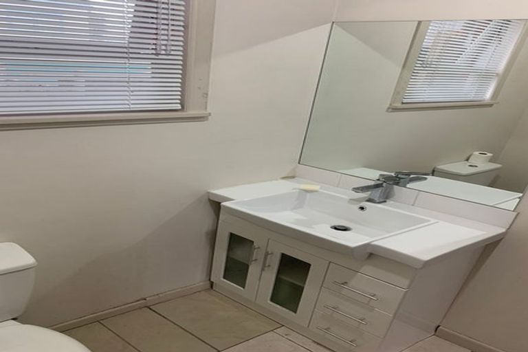 Photo of property in 3a Deuxberry Avenue, Northcote, Auckland, 0627