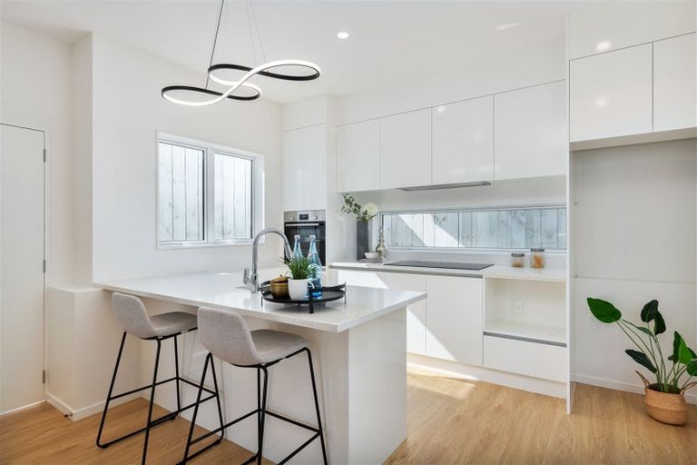 Photo of property in 3e Kingdale Road, Henderson, Auckland, 0610