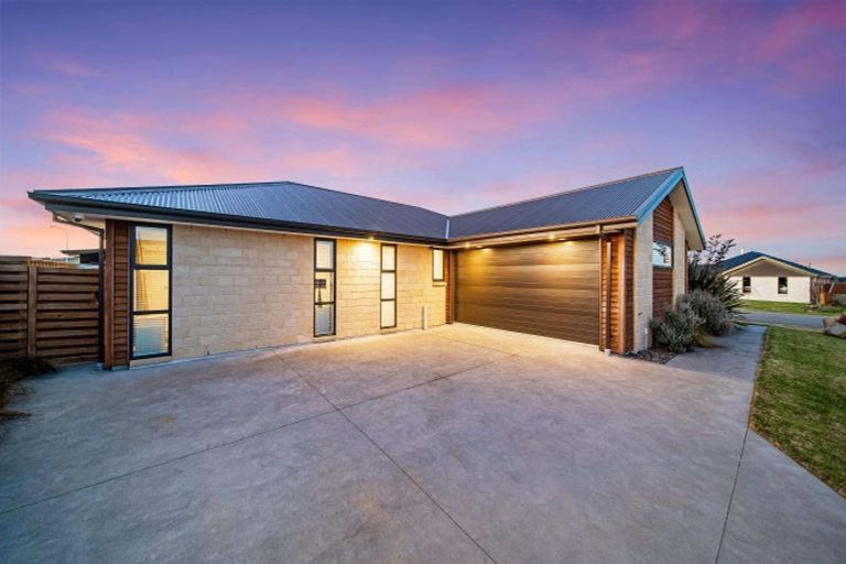 Photo of property in 2 Claremont Crescent, Amberley, 7410
