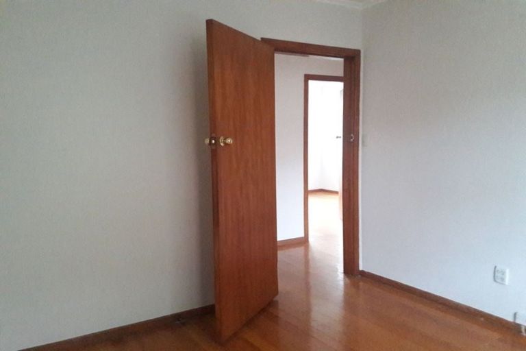 Photo of property in 1/6 Woodall Place, Totara Vale, Auckland, 0627