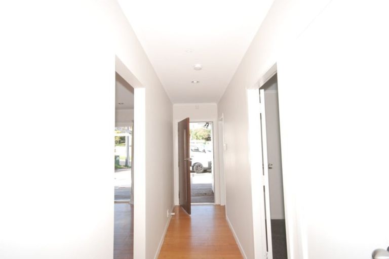 Photo of property in 21 Chilcott Road, Henderson, Auckland, 0612