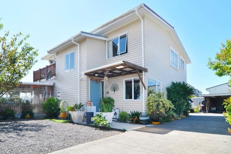 Photo of property in 2a Bamboo Grove, Kelston, Auckland, 0602