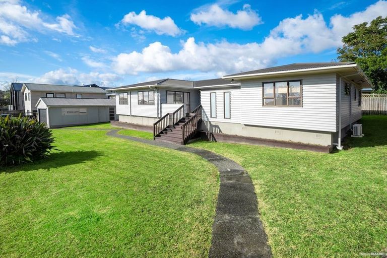 Photo of property in 2 Harding Avenue, Te Atatu South, Auckland, 0610