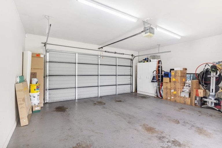 Photo of property in 16 View Ridge Drive, Ranui, Auckland, 0612