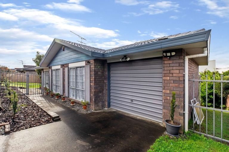 Photo of property in 2/15 Eulogy Place, Randwick Park, Auckland, 2105