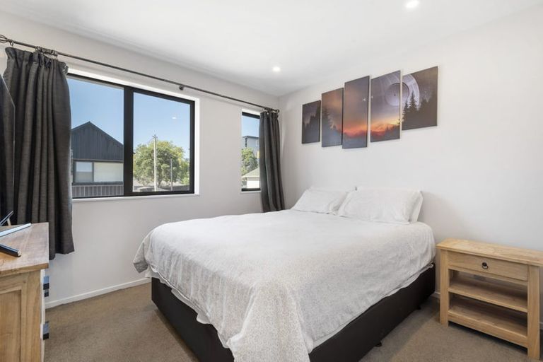 Photo of property in 2/36 Kaipatiki Road, Glenfield, Auckland, 0629