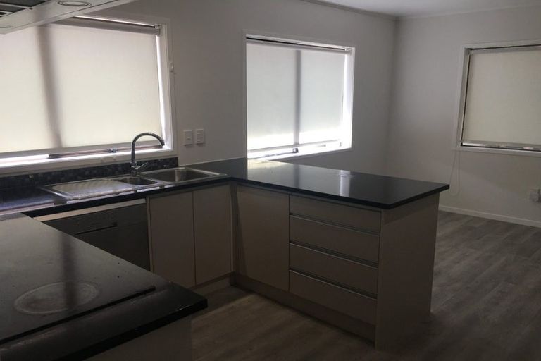 Photo of property in 2/24 Frank Evans Place, Henderson, Auckland, 0610