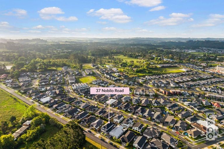 Photo of property in 37 Nobilo Road, Kumeu, 0810