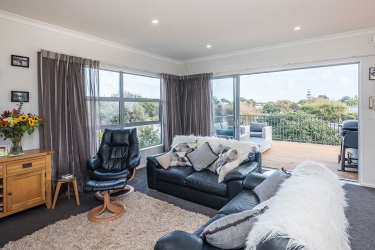 Photo of property in 17 Simpson Crescent, Raumati Beach, Paraparaumu, 5032