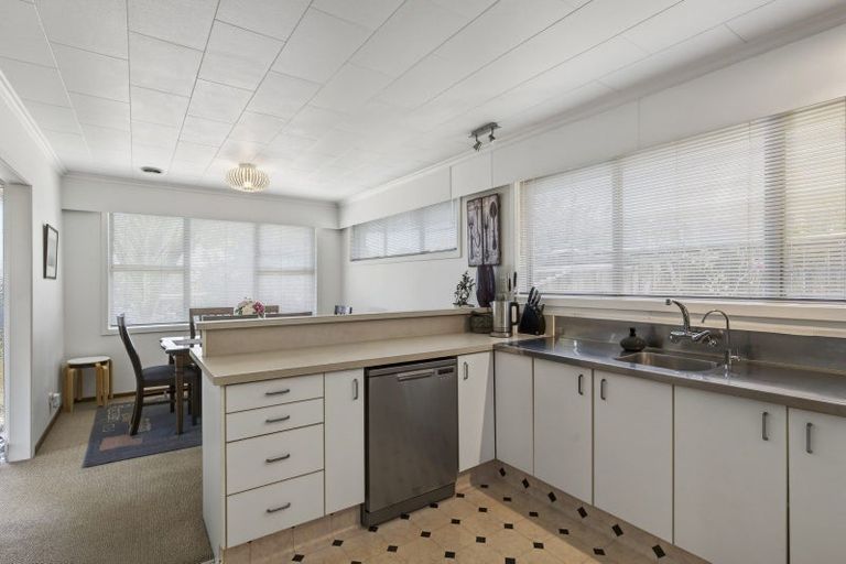 Photo of property in 11a Longview Drive, Merrilands, New Plymouth, 4312