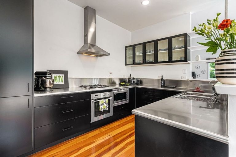 Photo of property in 1/50 Vauxhall Road, Devonport, Auckland, 0624