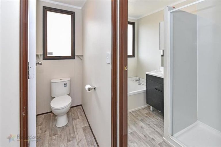 Photo of property in 36 Seaward Place, Wattle Downs, Auckland, 2103