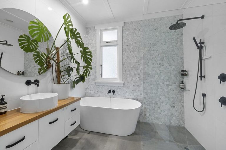 Photo of property in 70 Morley Street, New Plymouth, 4310