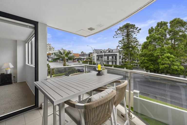 Photo of property in 1c/175 Hurstmere Road, Takapuna, Auckland, 0622