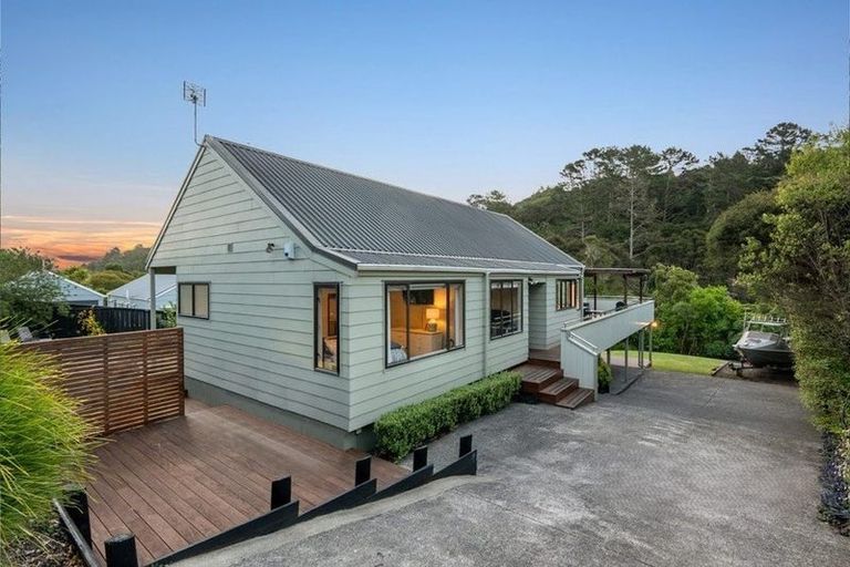 Photo of property in 126 Lynn Road, Bayview, Auckland, 0629