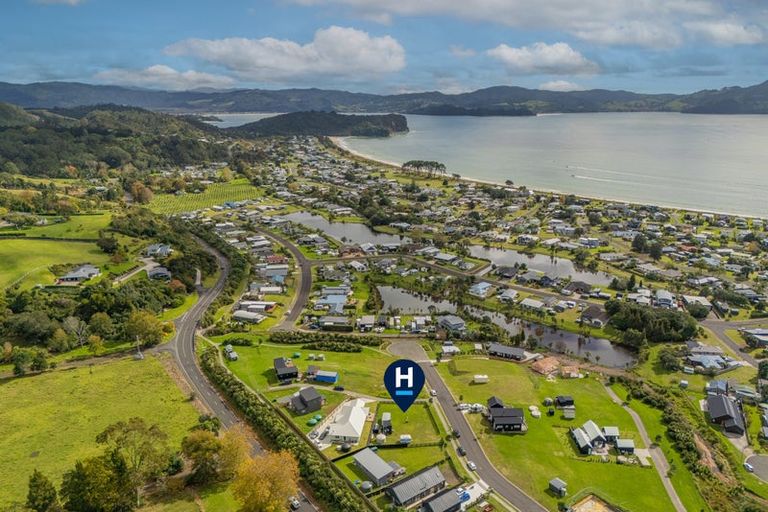 Photo of property in 1 Tinirau Place, Cooks Beach, 3591