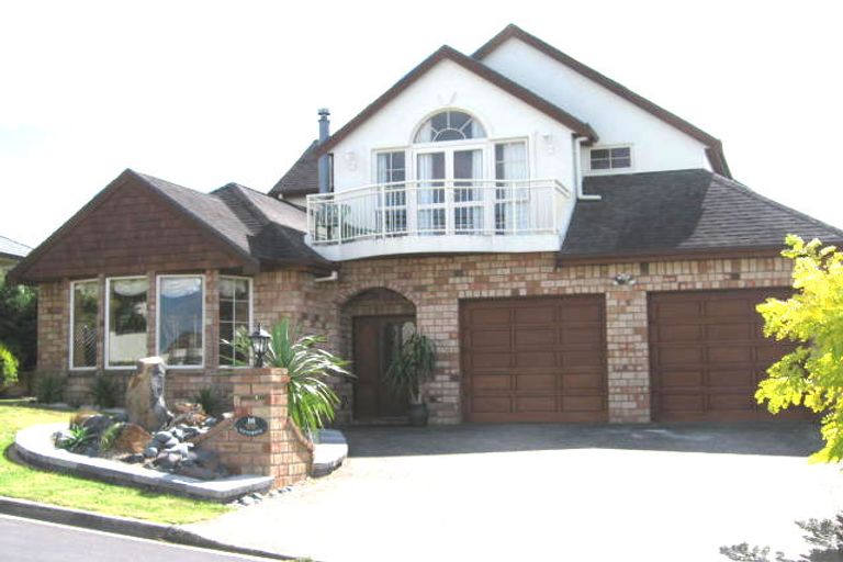 Photo of property in 16 Highgrove Lane, Totara Vale, Auckland, 0632