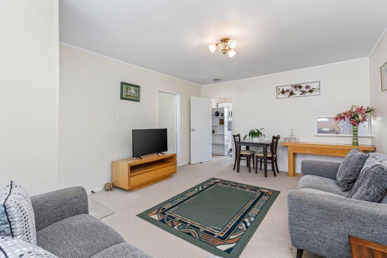 Photo of property in 2/62 Vera Road, Te Atatu South, Auckland, 0610