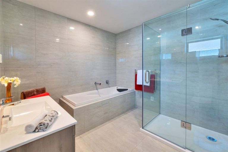 Photo of property in 107a Sturges Road, Henderson, Auckland, 0612