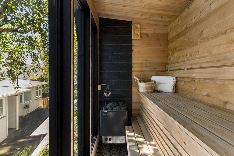 Photo of property in 39 Taylor Terrace, Tawa, Wellington, 5028